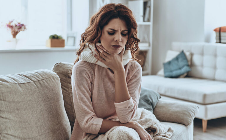 Kako si hitro pomagati, ko v grlu peče, praska ali boli?